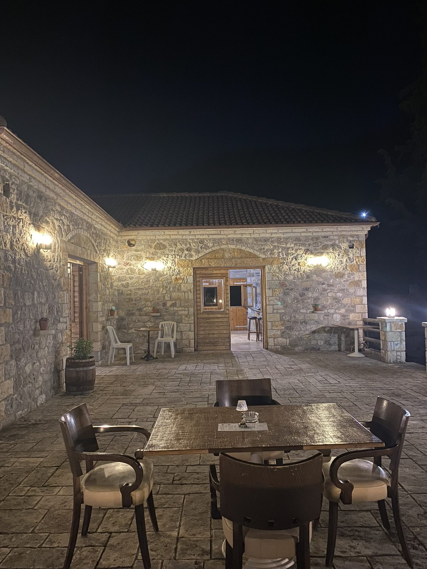 Το οινοποιείο τη νύχτα